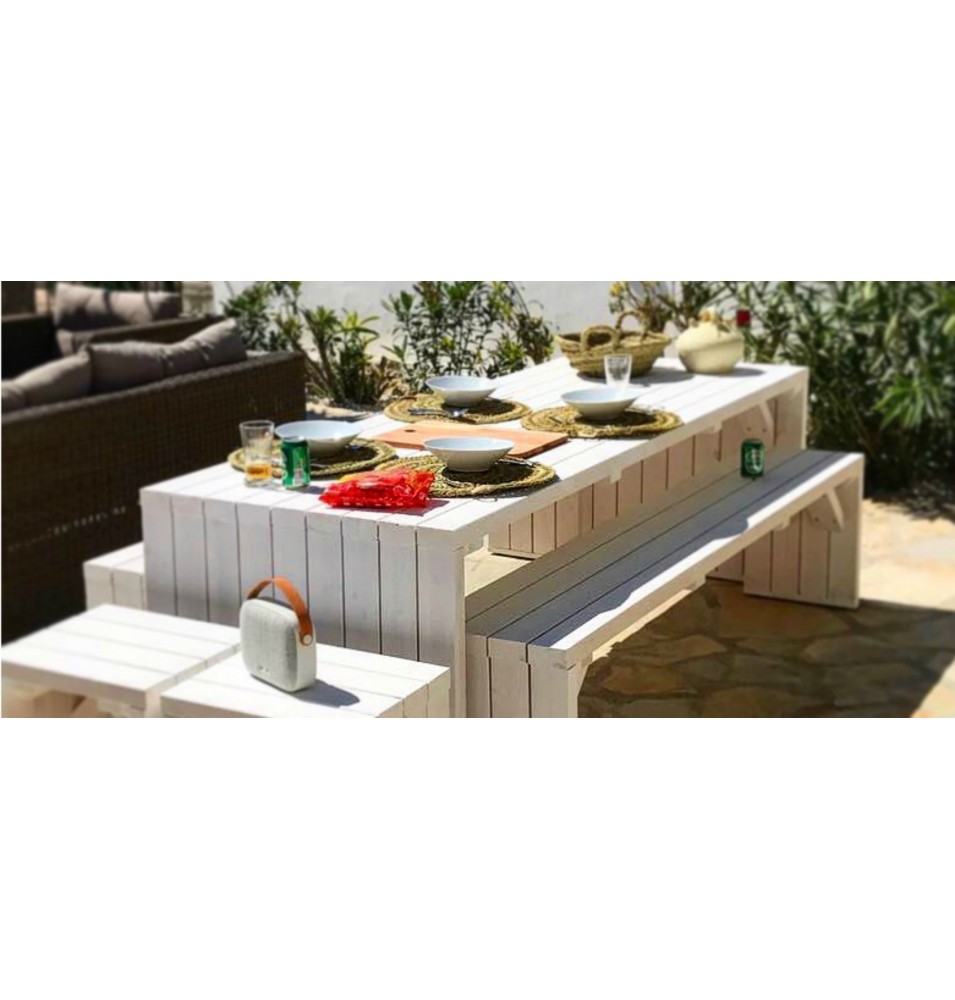 Mesa de madera grande con bancos Mesa de madera grande con bancos